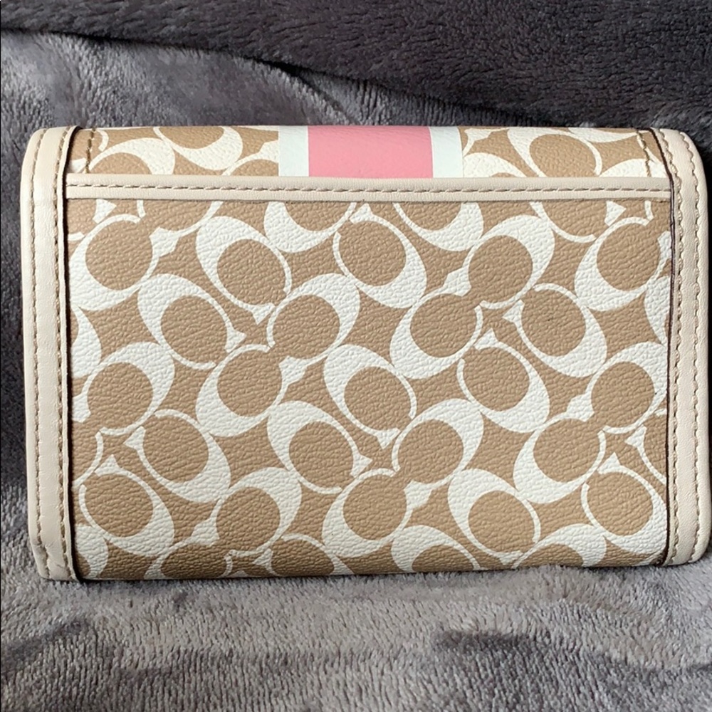Coach (2) - Picture 2 of 6